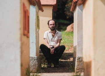 João Carvalho lança 'Uma festa no centro do vazio', álbum escrito durante trabalho com comunidades atingidas pela mineração em Minas Gerais e no Espírito Santo -  (crédito: Pedro Hamdan)
