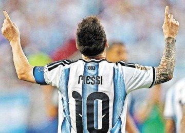 Messi comemora um dos três gols que marcou na estreia da Argentina na Copa do Mundo, contra a Argélia -  (crédito: Roberto SCHMIDT / AFP)