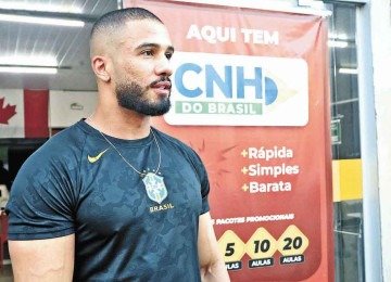'Tem gente que precisa juntar dinheiro, não tem condições de pagar de imediato. Depois que consegue levantar a grana para tirar a carteira ainda tem mais um custo que não estava previsto?', Daniel Dias da Silva, tatuador  -  (crédito: MARCOS VIEIRA/EM/D.A PRESS)