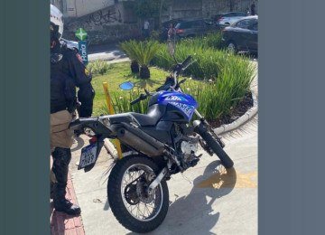 A moto usada pelo suspeito foi apreendida pelos militares -  (crédito: Divulgação/PMMG)