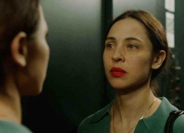 A estilista Lina (Isabel Aimé Gonzalez-Sola) assiste, distante e entorpecida, ao mundo aparentemente perfeito ao seu redor, Até se deparar com o próprio passado -  (crédito: Filmes do Estação/Divulgação )