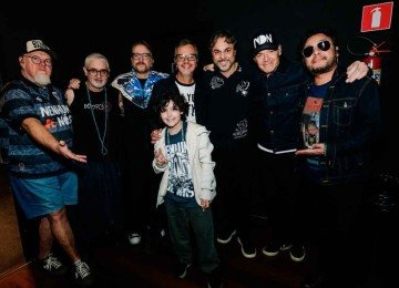 Sady Homrich, Ricardo Koctus, Thedy CorrÃªa, Veco Marques, Rodrigo Borges, Carlos Stein e EstevÃ£o Camargo com o garoto JoÃ£o Chapman, filho de Koctus -  (crédito: Guilherme Leite/DivulgaÃ§Ã£o)