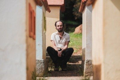 João Carvalho lança 'Uma festa no centro do vazio', álbum escrito durante trabalho com comunidades atingidas pela mineração em Minas Gerais e no Espírito Santo -  (crédito: Pedro Hamdan)