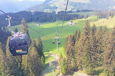  Na subida ao Mount Ttilis, em Engelberg, bondinhos passam sobre pastagem com as famosas vaquinhas e seus sinos     -  (crédito: Carlos Altman)