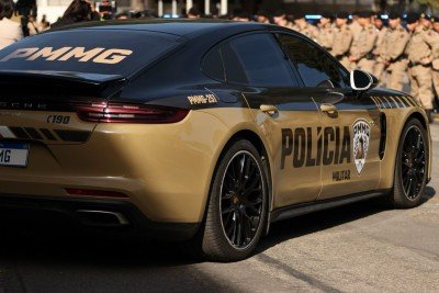 Porsche Panamera, fruto de apreensão, já com a pintura da Polícia Militar -  (crédito: PMMG/Divulgação)