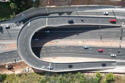Viaduto atravessa a avenida Cristiano Machado, na interse&ccedil;&atilde;o com a avenida Saramenha -  (crédito: Leandro Couri/EM/D.A.Press)