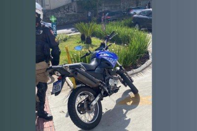 A moto usada pelo suspeito foi apreendida pelos militares -  (crédito: Divulgação/PMMG)