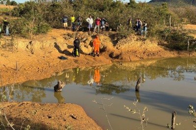 Perto do lago foi encontrado o celular da vítima, um chapéu e uma garrafa boiando na superfície -  (crédito: CBMMG)
