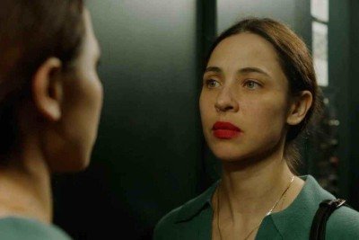 A estilista Lina (Isabel Aimé Gonzalez-Sola) assiste, distante e entorpecida, ao mundo aparentemente perfeito ao seu redor, Até se deparar com o próprio passado -  (crédito: Filmes do Estação/Divulgação )
