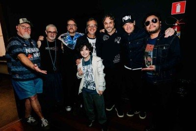 Sady Homrich, Ricardo Koctus, Thedy CorrÃªa, Veco Marques, Rodrigo Borges, Carlos Stein e EstevÃ£o Camargo com o garoto JoÃ£o Chapman, filho de Koctus -  (crédito: Guilherme Leite/DivulgaÃ§Ã£o)