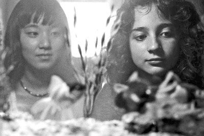 No delicado longa do diretor Eduardo Nunes, as jovens Meiko (Sharon Cho) e Anabel (Bárbara Luz) aprendem a lidar com o luto e compreender a morte -  (crédito: 3 Tabela Filmes/Divulgação)