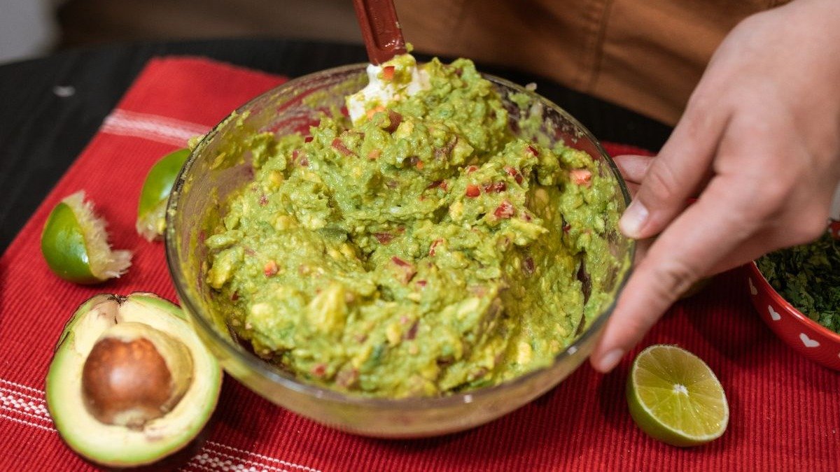 Aprenda a fazer em casa esta receita cl&aacute;ssica de guacamole, um prato simples e delicioso da culin&aacute;ria mexicana. -  (crédito: RDNE Stock project de Pexels)