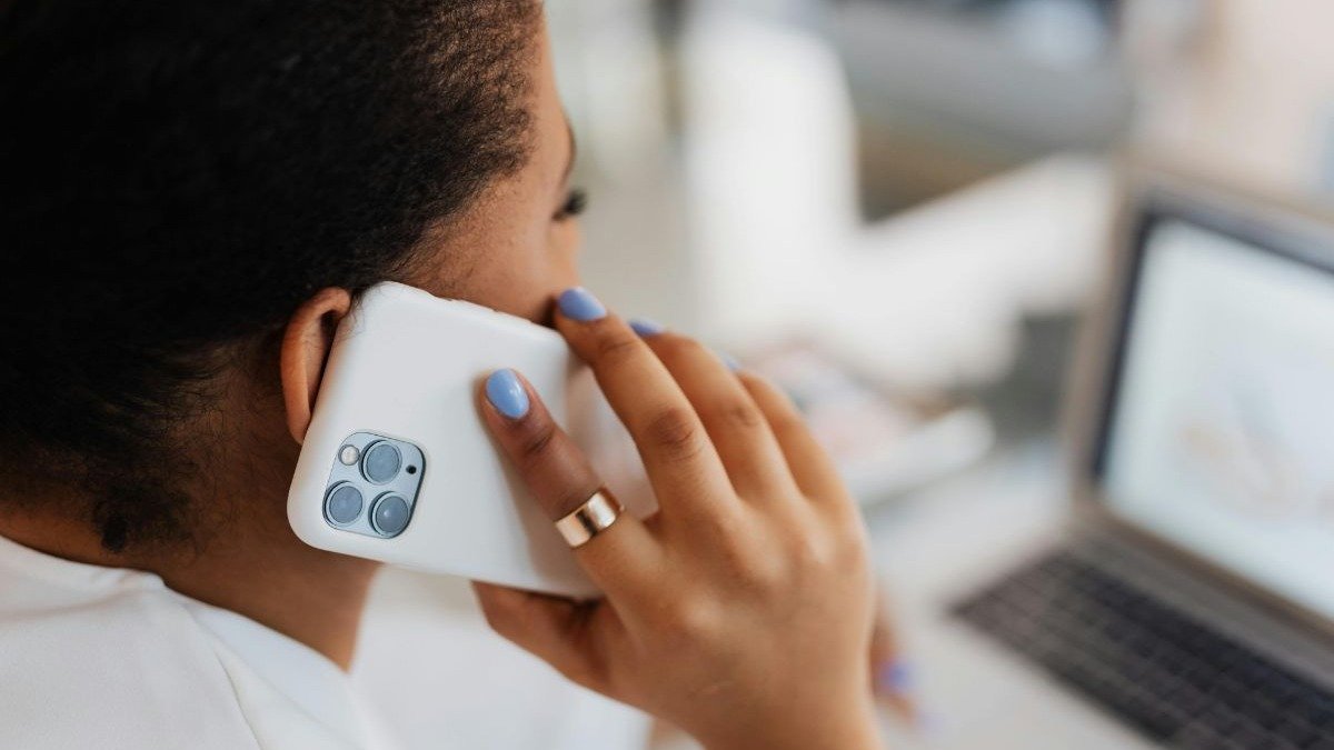 Golpistas utilizam chamadas telef&ocirc;nicas e vozes clonadas por IA para aplicar o golpe do vishing, exigindo aten&ccedil;&atilde;o redobrada ao atender. -  (crédito: Karola G de Pexels)