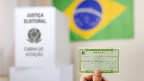 Um eleitor com seu t&iacute;tulo em m&atilde;os se prepara para o voto, tema central na an&aacute;lise das pesquisas eleitorais. -  (crédito: iStock)