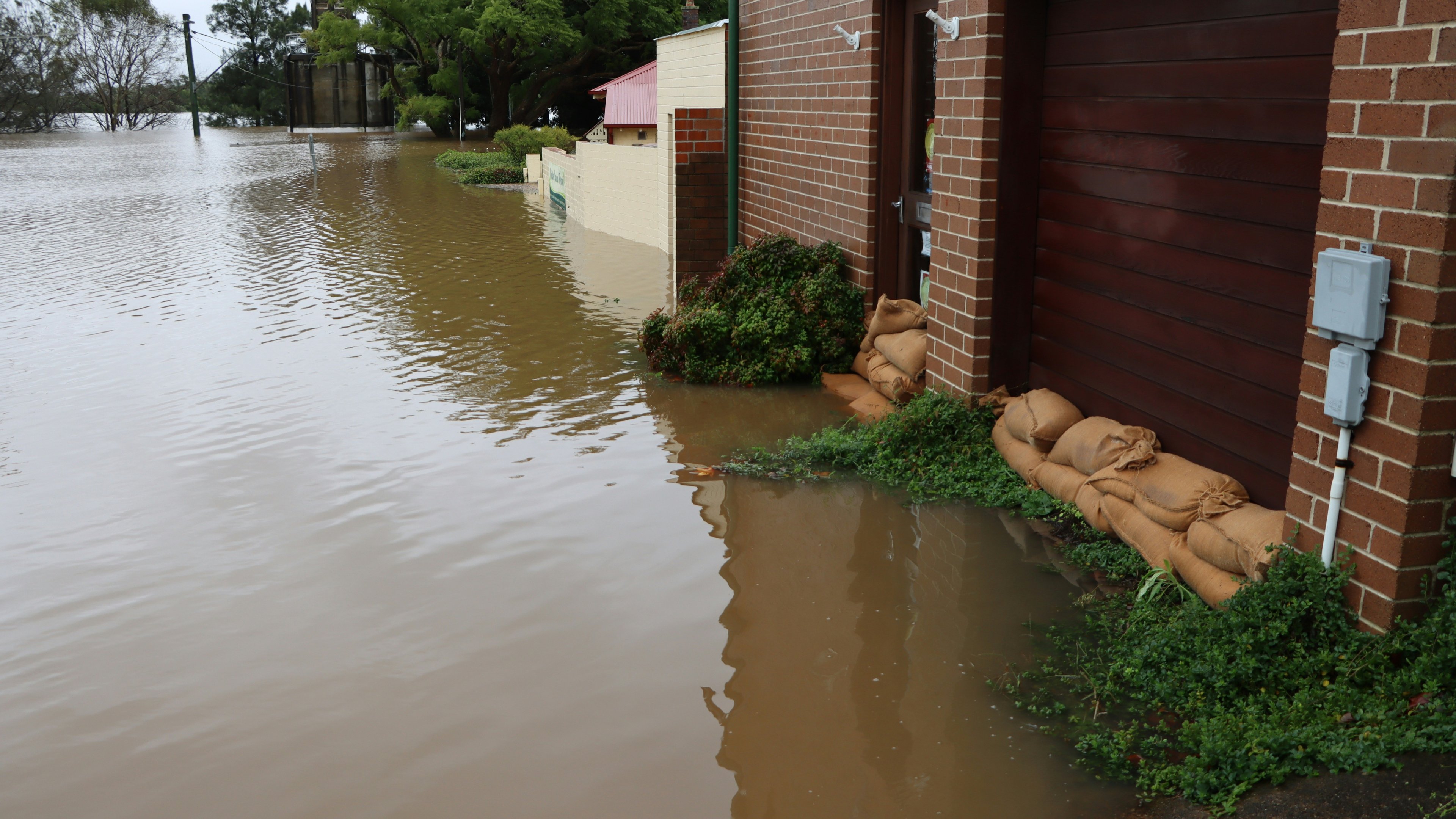 Minha rua está alagando com a chuva: o que fazer para proteger a casa?