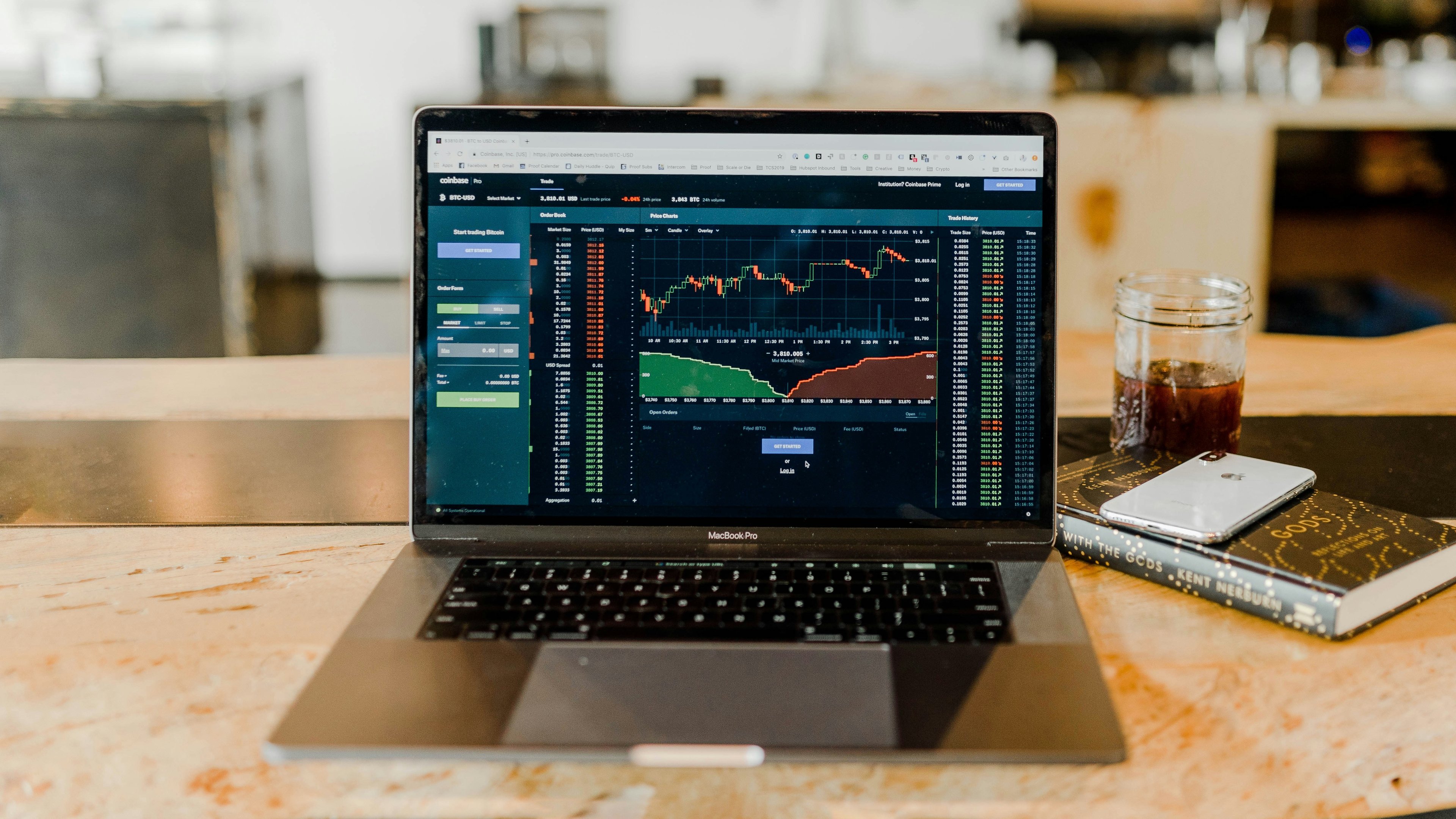 'Day trade' ou 'buy and hold'? Entenda as estratégias do mercado - Unsplash/ Austin Distel