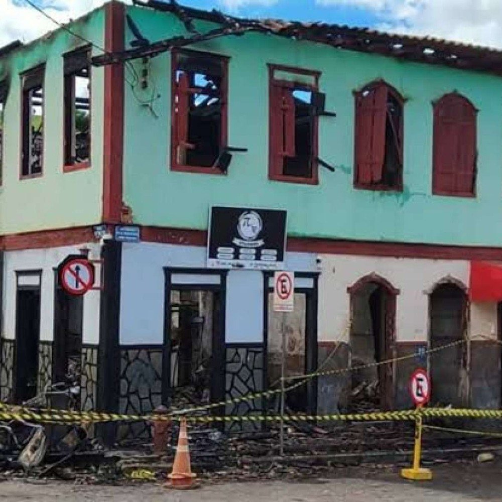Doze dias após incêndio, casarão histórico ainda tem destino incerto