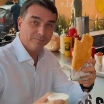 Flávio Bolsonaro repete clichê político e posta vídeo comendo pastel - Instagram/Reprodução