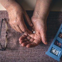 Envelhecimento da população: a importância dos medicamentos adaptados - pvproductions/Magnific