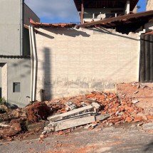 Guindaste desgovernado atinge casa e veículos em BH - Edésio Ferreira/EM/D.A.Press