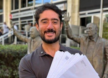 Pré-candidato ao governo de Minas, entrega cartas para cada um dos 77 deputados estaduais  -  (crédito: Reprodução/Redes Sociais)