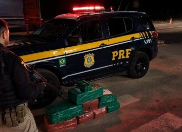 Polícia Rodoviária Federal prende duas mulheres com 130kg de maconha em tabletes. -  (crédito: PRF)