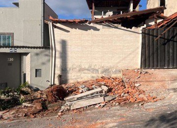 Ao perder o controle, o veículo atingiu dois automóveis e invadiu uma casa, derrubando o portão, parte do muro e do telhado -  (crédito: Edésio Ferreira/EM/D.A.Press)