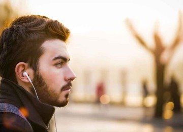 Fones de ouvido nos desconectam do mundo ao redor e nos permitem criar bolhas sonoras pessoais em qualquer lugar -  (crédito: Pixabay/Reprodução)