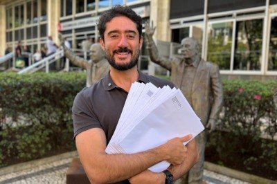 Pré-candidato ao governo de Minas, entrega cartas para cada um dos 77 deputados estaduais  -  (crédito: Reprodução/Redes Sociais)