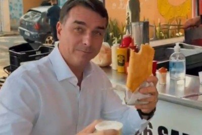 Flávio Bolsonaro dedicou pastel ao pai, o ex-presidente Jair Bolsonaro, que cumpre prisão domiciliar -  (crédito: Instagram/Reprodução)