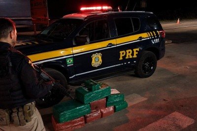 Polícia Rodoviária Federal prende duas mulheres com 130kg de maconha em tabletes. -  (crédito: PRF)