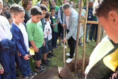 Prefeito plantou árvores em cerimônia simbólica na manhã desta quinta-feira (18/6) -  (crédito: Leandro Couri/EM/D.A Press)