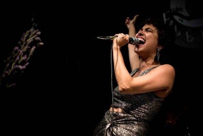 Isabela Morais  vai cantar 'O b&ecirc;bado e a equilibrista', '&Aacute;guas de mar&ccedil;o' e 'Como nossos pais', sucessos de Elis Regina  -  (crédito: Vanusa Campos/Divulga&ccedil;&atilde;o)