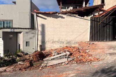 Ao perder o controle, o veículo atingiu dois automóveis e invadiu uma casa, derrubando o portão, parte do muro e do telhado -  (crédito: Edésio Ferreira/EM/D.A.Press)