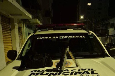 Guardas municipais prendem suspeito e apreendem submetralhadora -  (crédito: Guarda Municipal de BH)