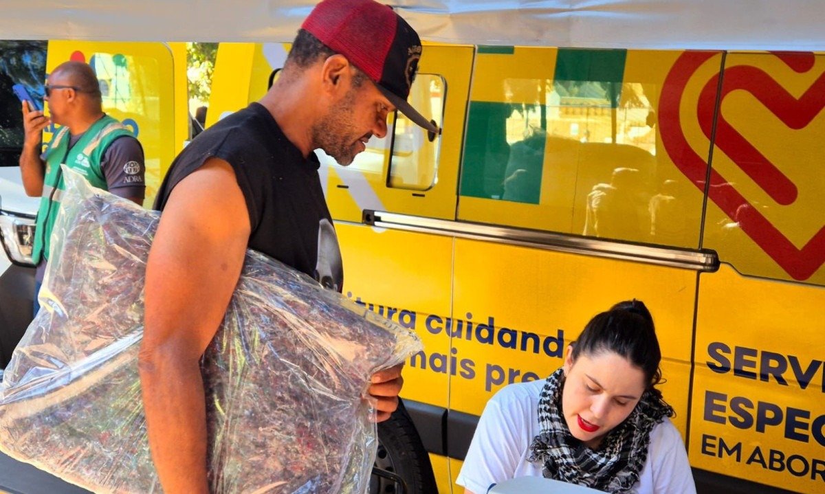 Frio em BH mobiliza força-tarefa e entrega de cobertores à população de rua