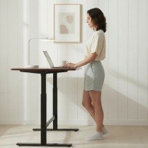 Trabalho híbrido impulsiona a busca por mesas ergonômicas - DINO