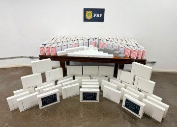 Ao todo, mais de 300 aparelhos foram apreendidos, sendo que mais de 200 eram iPhones. O valor da carga é estimado em R$ 3 milhões -  (crédito: PRF/Divulgação)