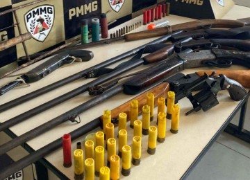 Armas e munições apreendidas pela polícia no Vale do Jequitinhonha, em Minas Gerais -  (crédito: PMMG/Divulgação)