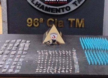 Droga e revólver foram apreendidos no Bairro Olaria, no Barreiro, em BH -  (crédito: PMMG/Divulgação)