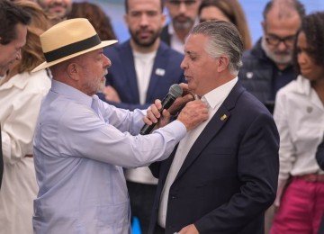 Lula ajeita colarinho da camisa de Damião  -  (crédito: Leandro Couri)