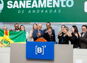Prefeita de Andradas, Margot Pioli, bate o martelo no leilão dos serviços de água e esgoto da cidade na B3, em São Paulo -  (crédito: Cauê Diniz/B3)