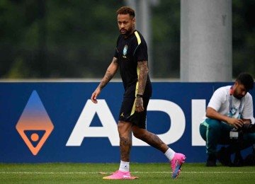 Neymar acaba sendo penalizado na Seleção por não ter ninguém ao seu lado com sua capacidade, obrigando-o a jogar sozinho -  (crédito: Mauro Pimente/AFP)