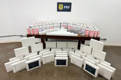 Ao todo, mais de 300 aparelhos foram apreendidos, sendo que mais de 200 eram iPhones. O valor da carga é estimado em R$ 3 milhões -  (crédito: PRF/Divulgação)