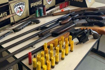 Armas e munições apreendidas pela polícia no Vale do Jequitinhonha, em Minas Gerais -  (crédito: PMMG/Divulgação)