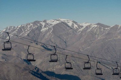 Teleféricos vazios contrastam com as montanhas sem neve em El Colorado, próximo a Santiago, onde a ausência de neve compromete a temporada de esqui -  (crédito: MARTIN BERNETTI / AFP)