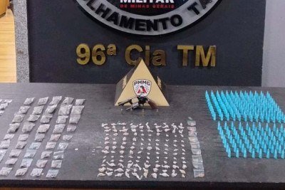 Droga e revólver foram apreendidos no Bairro Olaria, no Barreiro, em BH -  (crédito: PMMG/Divulgação)