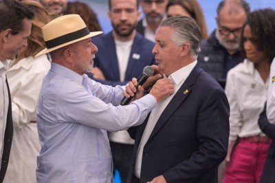 Lula ajeita colarinho da camisa de Damião  -  (crédito: Leandro Couri)