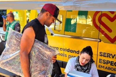 Além da distribuição dos cobertores, a prefeitura reforçou os serviços oferecidos à população em situação de rua -  (crédito: Jair Amaral/EM/D.A Press)