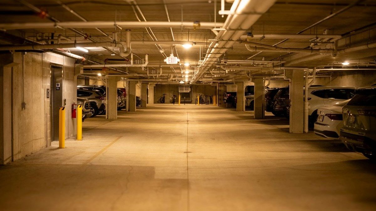 Garagens subterr&acirc;neas, como a retratada, exigem aten&ccedil;&atilde;o e medidas de seguran&ccedil;a para proteger motoristas contra a vulnerabilidade a crimes. -  (crédito: Josh Sorenson de Pexels)
